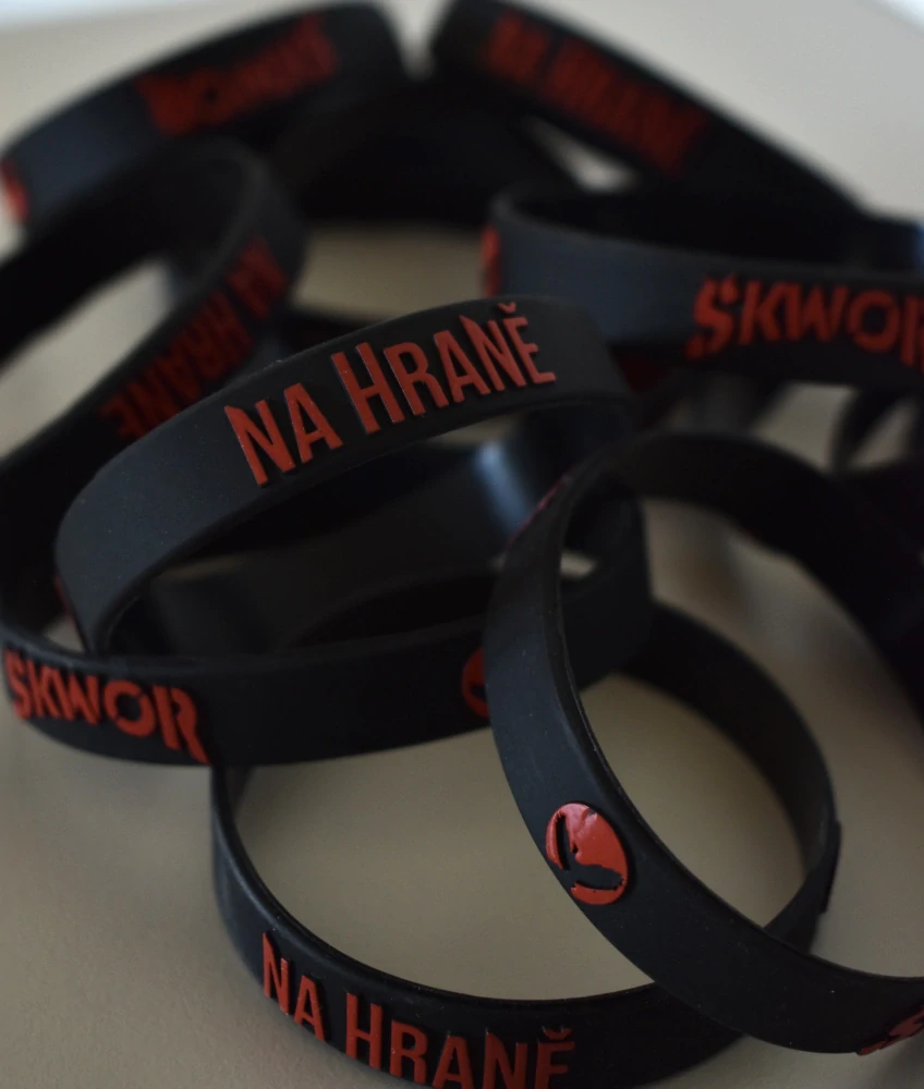 Silikonový náramek Na Hraně černý