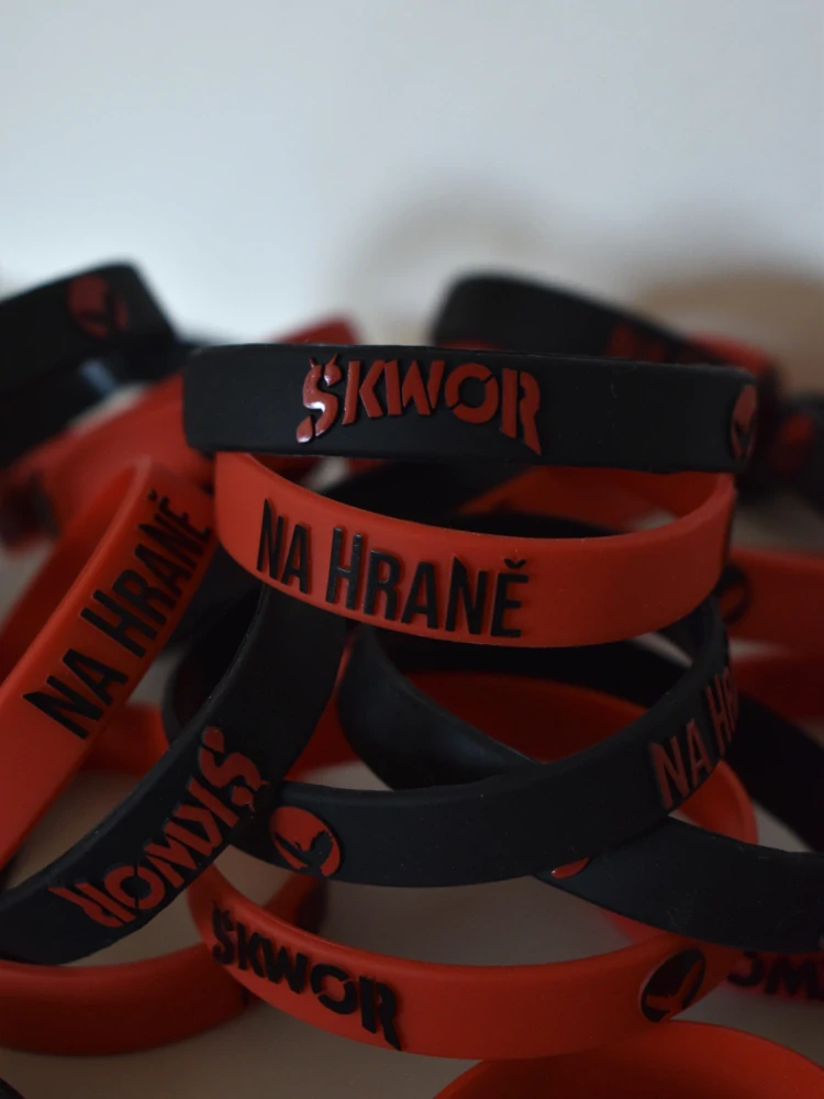 Silikonový náramek Na Hraně červený